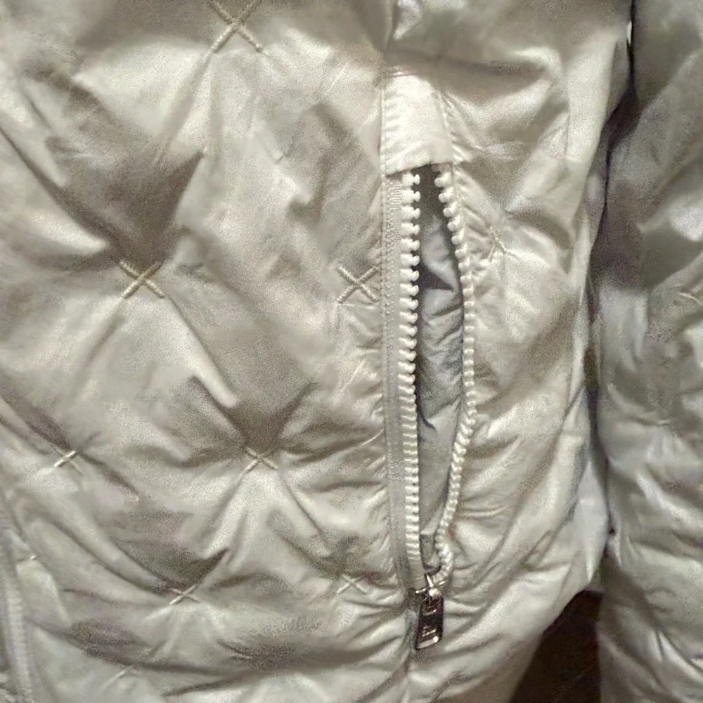 The North Face Women's Light Gray Puffer Jacket - Picture 4 of 9